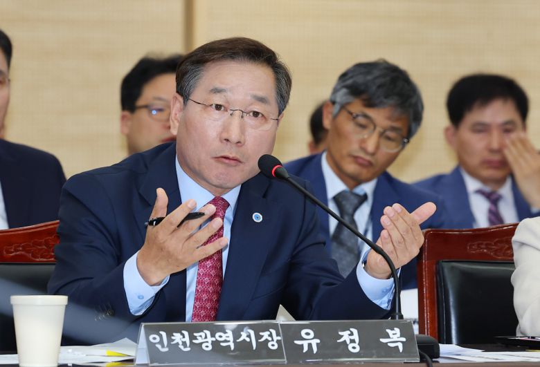 지난달 19일 인천시 남동구 인천시청에서 열린 국회 행정안전위원회의 인천시에 대한 국정감사에서 유정복 인천시장이 위원 질의에 답변하고 있다. [연합]