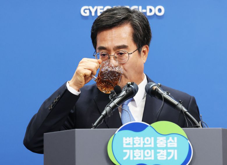 김동연 경기도지사가 6일 오전 경기도 수원시 영통구 경기도청에서 열린 '2024년도 본예산 브리핑'에서 물을 마시고 있다. [연합]
