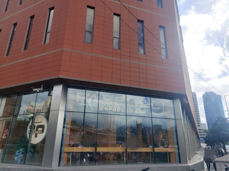 서울역 인근에 있는 파스쿠찌 센트로서울점 외관 모습. 영문으로 ‘에스프레소 바(Espressor bar)’가 적혀 있다. 김희량 기자