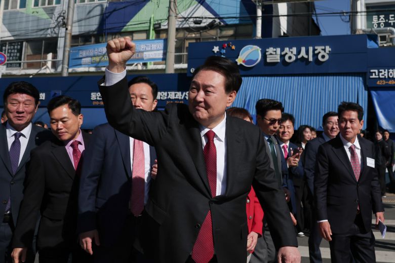 윤석열 대통령이 7일 대구 북구 칠성종합시장을 방문, 시민들에게 인사하고 있다. [연합]