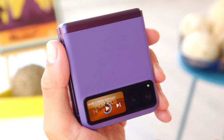 모토로라가 10월 달 미국 시장에서 출시한 중저가 폴더블 스마트폰 ‘레이저 2023’. [유튜브 ‘GSMArena Official’]