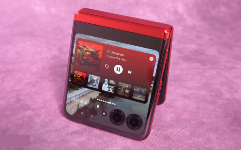 올 6월 모토로라가 출시한 접는 폰 ‘레이저40 울트라’. [유튜브 ‘CNET’]