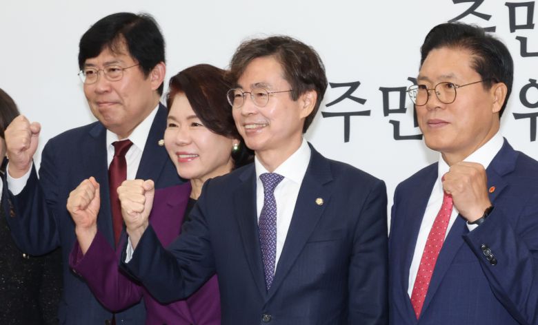 7일 국회에서 열린 국민의힘 뉴시티 프로젝트 특별위원회 회의에서 조경태 위원장과 위원들이 기념촬영을 하고 있다. [연합]