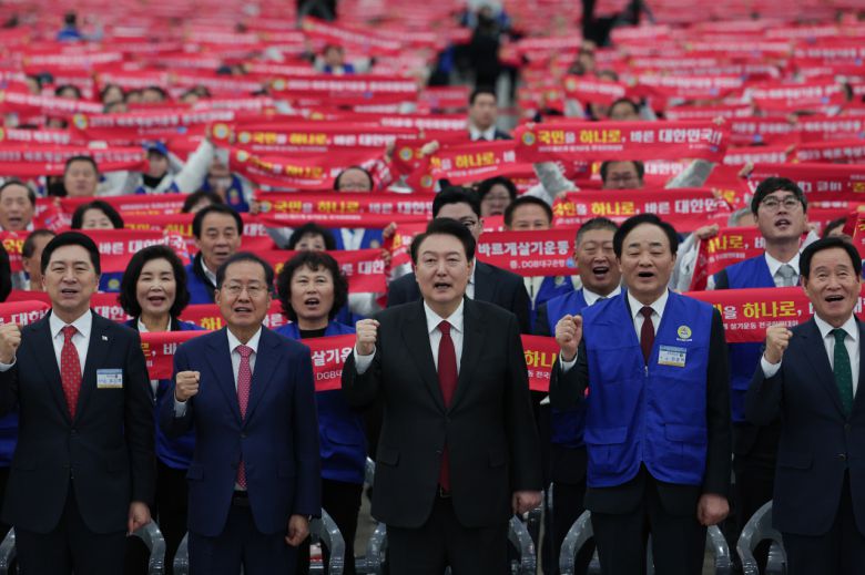 윤석열 대통령이 7일 대구 엑스코에서 열린 2023년 바르게살기운동 전국회원대회에 참석자들과 구호를 외치며 바른 대한민국 퍼포먼스를 하고 있다. [연합]