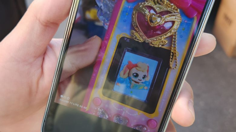 중국인 관광객 조이(43) 씨가 보여준 국내 캐릭터 ‘캐치 티니핑’. 그는 조카가 좋아하는 ‘캐치 티니핑’ 장난감을 사기 위해 지난 7일 창신동 문구·완구거리를 찾았다. 안효정 기자