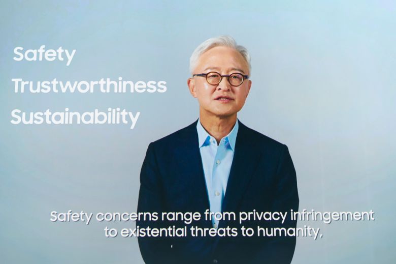 지난 7일 경기도 수원시 수원컨벤션센터에서 열린 삼성 AI 포럼에서 개회사를 하는 경계현 삼성전자 대표이사 사장 [삼성전자 제공]