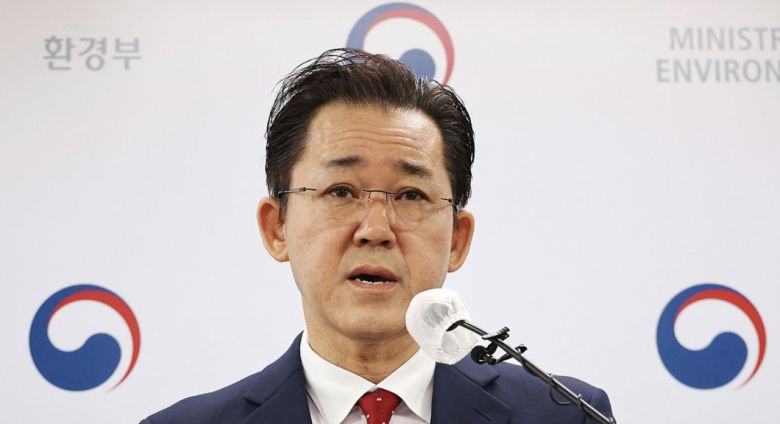 임상준 환경부 차관이 7일 세종시 정부세종청사에서 일회용 종이컵과 플라스틱 빨대 사용을 규제하는 정책을 1년만에 사실상 철회하는 발표를 하고 있다. [연합]