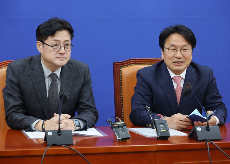 10일 국회를 찾은 강기정 광주시장(오른쪽)이 더불어민주당 홍익표 원내대표를 만나 인사말을 하고 있다. [연합]