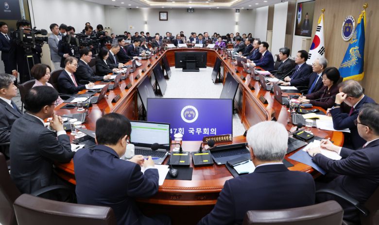 윤석열 대통령이 14일 서울 용산 대통령실 청사에서 국무회의를 주재하고 있다. [연합]