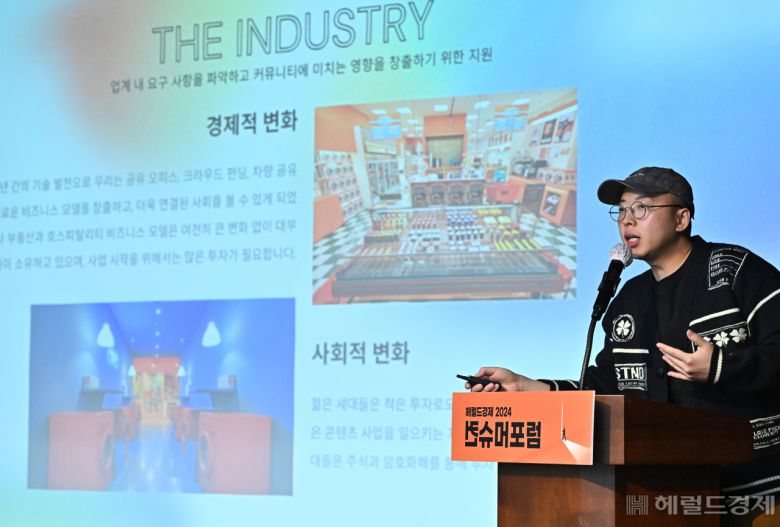 김왕일 CIC FNB 대표가 14일 서울 중구 은행회관에서 열린 헤럴드경제 2024 컨슈머포럼에서 ‘IP와 고정자산의 연결: 비즈니스 크리에이션’를 주제로 발표하고 있다. 김 대표는 “온라인 플랫폼을 확장시켜 소바자에게 브랜드 인식을 높여야 한다”고 말했다. 임세준 기자