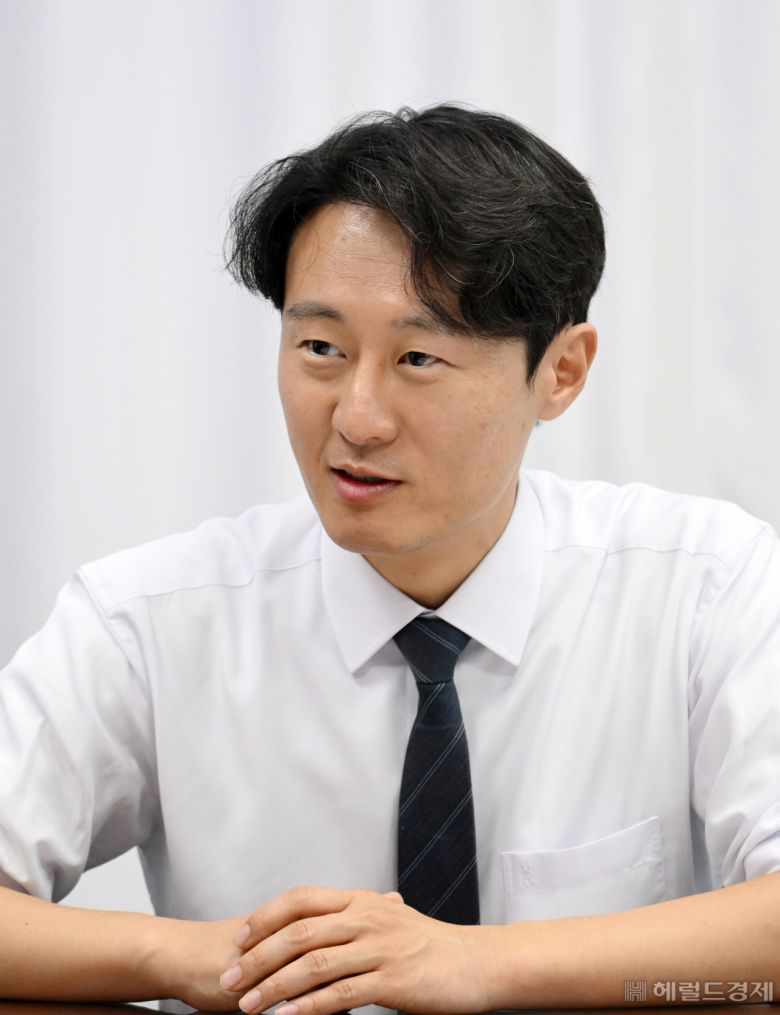 이탄희 더불어민주당 의원이 10일 오전 서울 여의도 국회 의원회관에서 헤럴드경제와 인터뷰를 하고 있다. 이상섭 기자