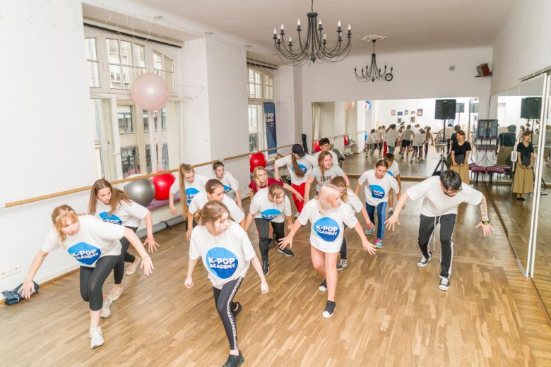 주폴란드 한국문화원에서 K-팝을 배우는 폴란드 청소년들