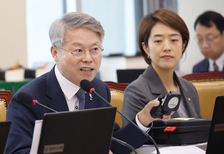 지난 10월 12일 국회에서 열린 과학기술정보방송통신위원회 국정감사에서 민형배 더불어민주당 의원이 유국희 원자력안전위원장에게 방사능 측정기 관련 지적을 하고 있다. [연합]