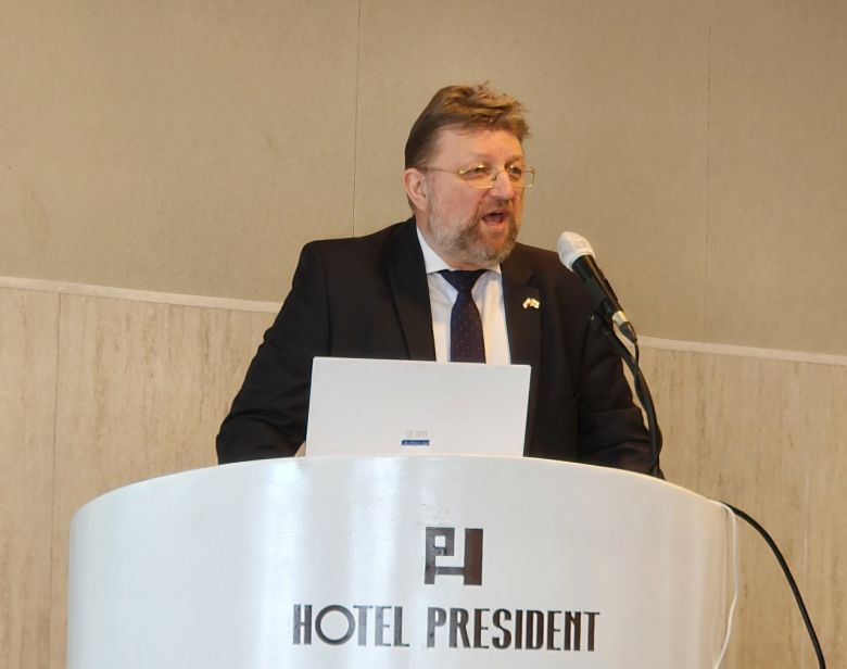 피요트르 오스타셰프스키 주한 폴란드 대사가 14일 프레지던트호텔에서 열린 센트럴유럽 관광설명회에 비셰그라드 4개국 의장국 대표로서 폴란드를 비롯한 4개국에 대한 한국의 우정어린 방문을 청하고 있다.