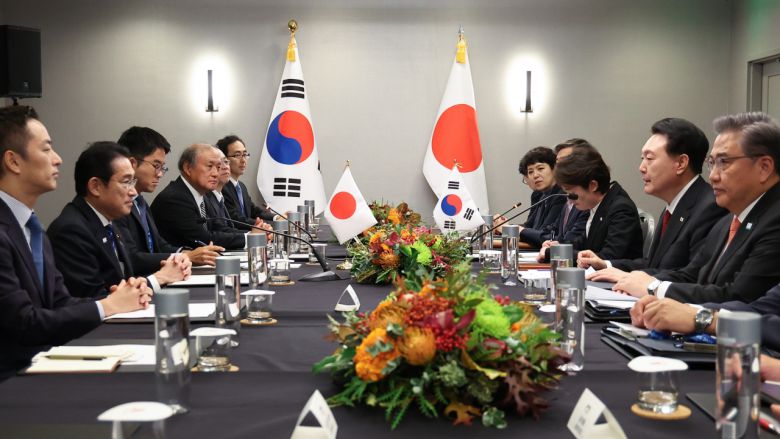 아시아태평양경제협력체(APEC) 정상회의 참석차 미국을 방문한 윤석열 대통령이 16일(현지시간) 샌프란시스코 한 호텔에서 기시다 후미오 일본 총리와 한일 정상회담을 하고 있다. [연합]