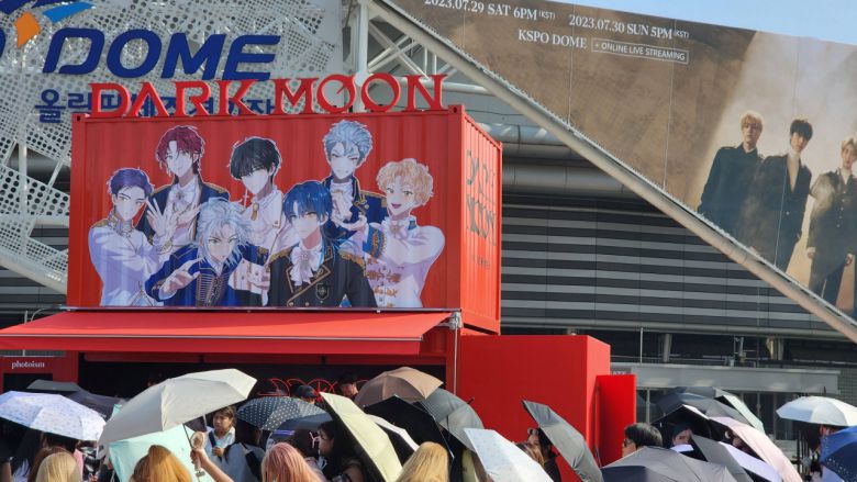 엔하이픈이 주인공이 된 웹툰 ‘다크 문: 달의 제단’ 부스를 마련한 엔하이픈 콘서트.[하이브 제공]