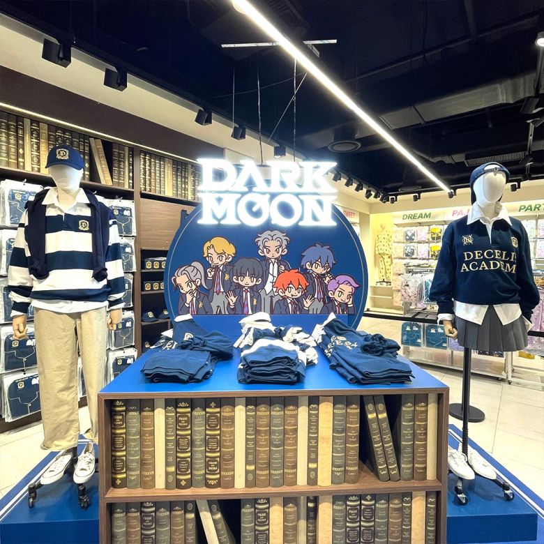 글로벌 SPA 브랜드 ‘스파오’에선 드셀리스 아카데미의 로고를 활용해 파자마, 럭비티, 볼캡, 양말 등 실용적인 상품을 출시, 오픈런을 기록한 것은 물론 홍대 AK점은 역대 일매출 기네스를 달성했다. [하이브 제공]