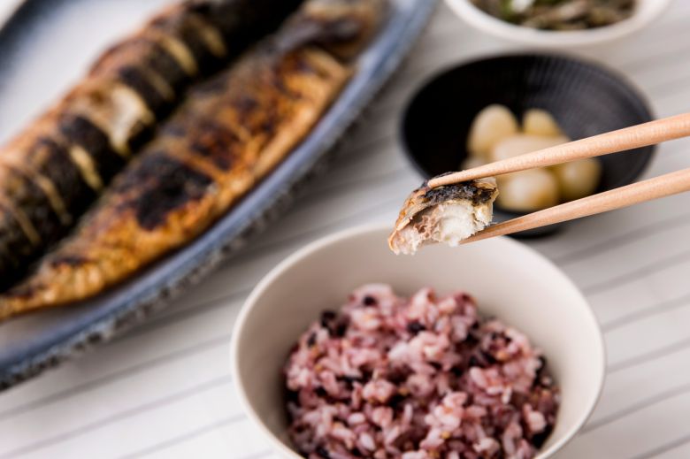 생선을 곁들인 밥상 [123RF]