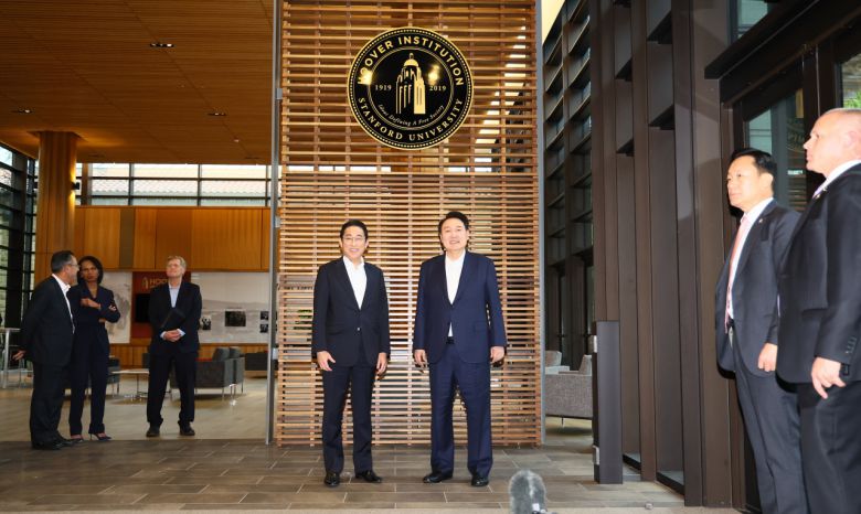 아시아태평양경제협력체(APEC) 정상회의 참석차 미국을 방문 중인 윤석열 대통령과 기시다 후미오 일본 총리가 17일(현지시간) 미국 캘리포니아주 스탠퍼드대 후버연구소에서 열린 한일 정상 좌담회를 마친 뒤 기념촬영을 하고 있다. [연합]