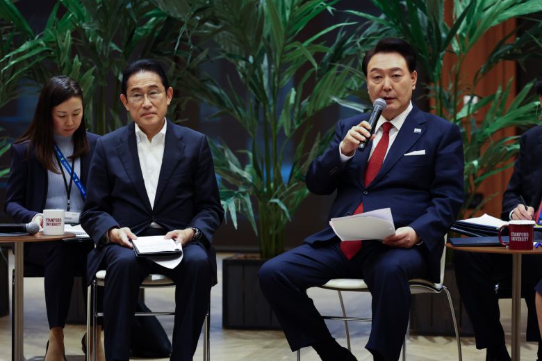 아시아태평양경제협력체(APEC) 정상회의 참석차 미국을 방문 중인 윤석열 대통령이 17일(현지시간) 미국 캘리포니아주 스탠퍼드대 후버연구소에서 열린 한일 스타트업 간담회에서 발언하고 있다. 왼쪽은 기시다 후미오 일본 총리. [연합]