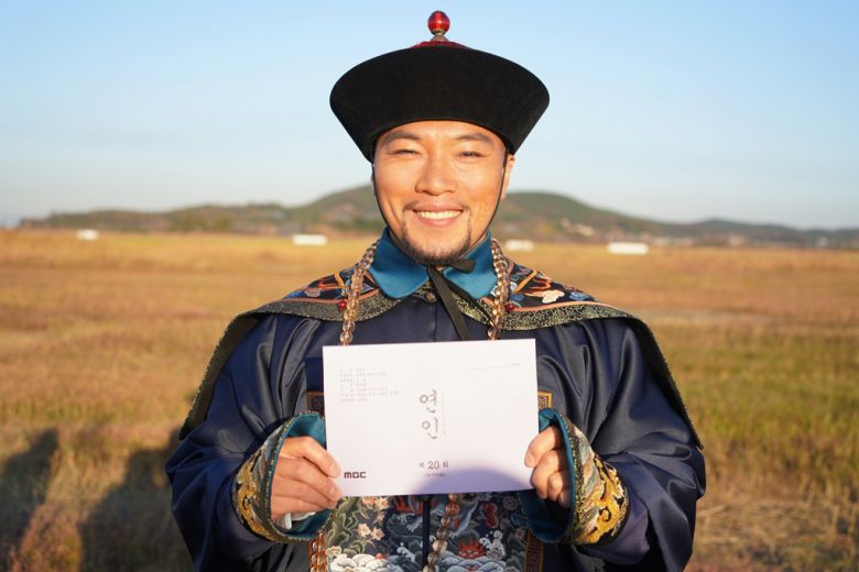 최영우는 “‘내가 잘 해낼 수 있을까’하는 걱정과 설렘으로 대본을 읽던 때가 생각이 납니다. ‘연인’의 구성원이 되려 노력했던 시간들이 어느때보다 값지게 느껴지는 것 같습니다. 아이디어로 가득한 열정적인 감독님과 작가님, 스텝분들, 함께 했던 선배님들을 보며 공부할 수 있었던 모든 시간이 영광이었습니다.”라며 종영 소감을 밝혔다.