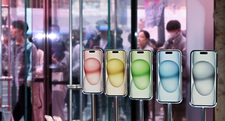 애플 아이폰15 시리즈 국내 공식 출시일인 지난달 13일 서울 중구 명동 애플스토어에서 고객들이 입장하기 위해 기다리고 있다. 임세준 기자