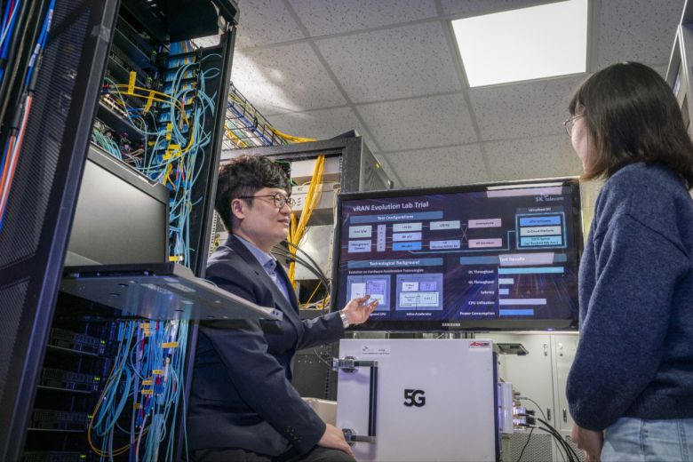SKT 직원들이 차세대 가상화 기지국 기술을 테스트하는 모습. [SK텔레콤 제공]