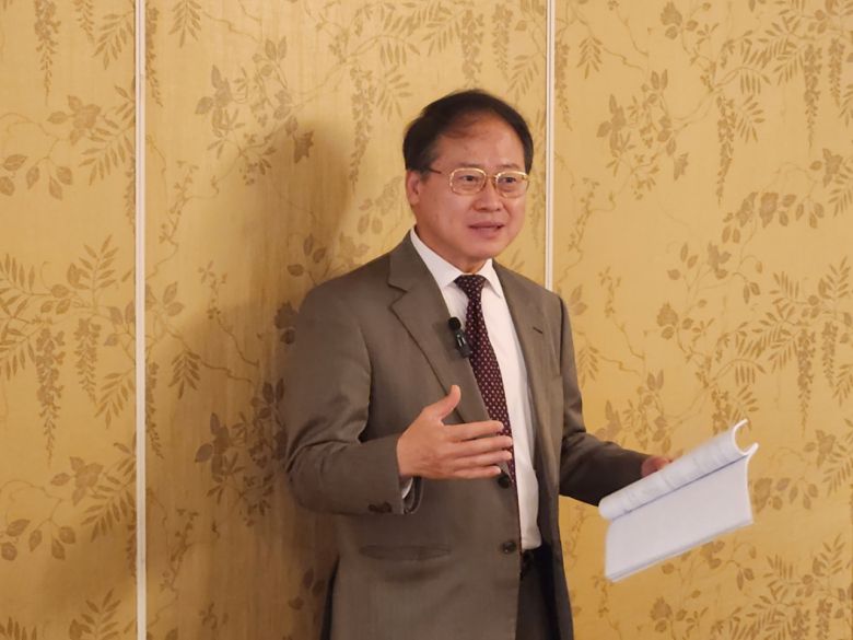 오학수 일본노동정책연구·연수기구 박사가 지난 17일 일본 도쿄의 한 식당에서 일본의 고령자 고용 정책과 관련한 전문가 간담회를 하고 있다. [사진=고용노동부 공동취재단]