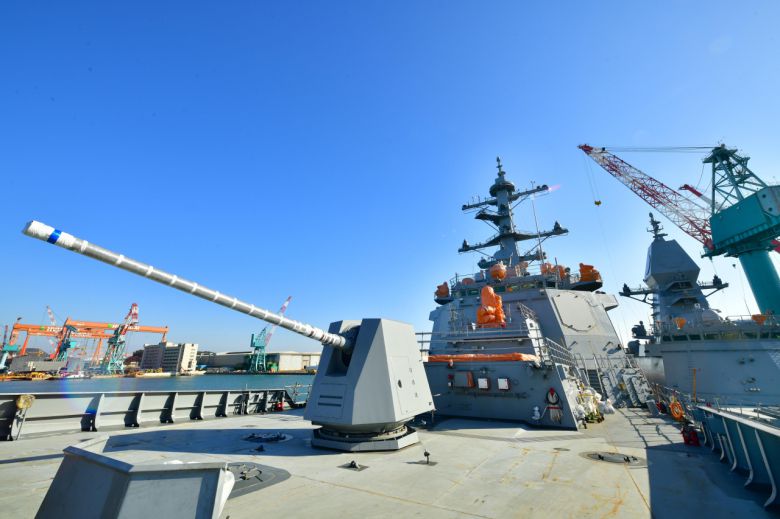 HD현대중공업이 건조한 해군의 신형 이지스 구축함인 정조대왕함이 신형 호위함인 충남함과 함께 울산 조선소 안벽에 정박해 있는 모습. [HD현대중공업 제공]