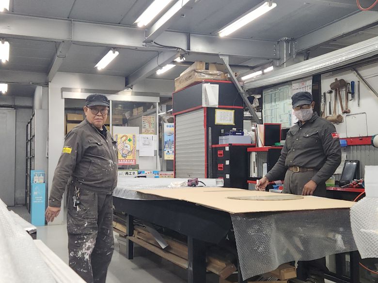 지난 14일 오후 일본 요코비키셔터 공장에서 고령 직원들이 셔터 제작 등 작업을 하고 있다. [사진=고용노동부 공동취재단]