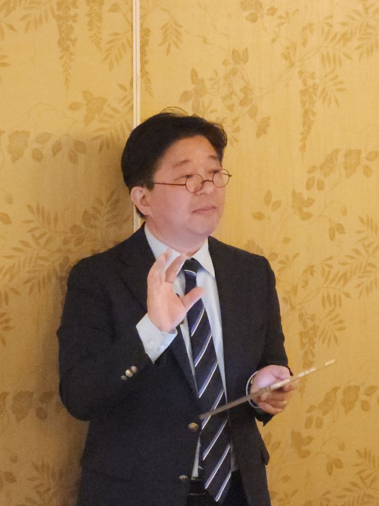 김명중 닛세이기초연구소 수석연구원이 17일 일본 도쿄의 한 식당에서 일본의 고령자 고용 정책과 관련한 전문가 간담회를 하고 있다. [사진=고용노동부 공동취재단]