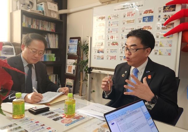 일본의 계속고용 우수기업 요코비키셔터의 이치카와 신지로 사장(오른쪽)이 14일 일본 도쿄도(東京都) 아다치(足立)구요코비키셔터 본사에서 고령 근로자 채용의 장점에 대해 설명하고 있다. 왼쪽은 통역을 맡은 일본 노동정책연구연수기구의 오학수 박사 [사진=고용노동부 공동취재단]