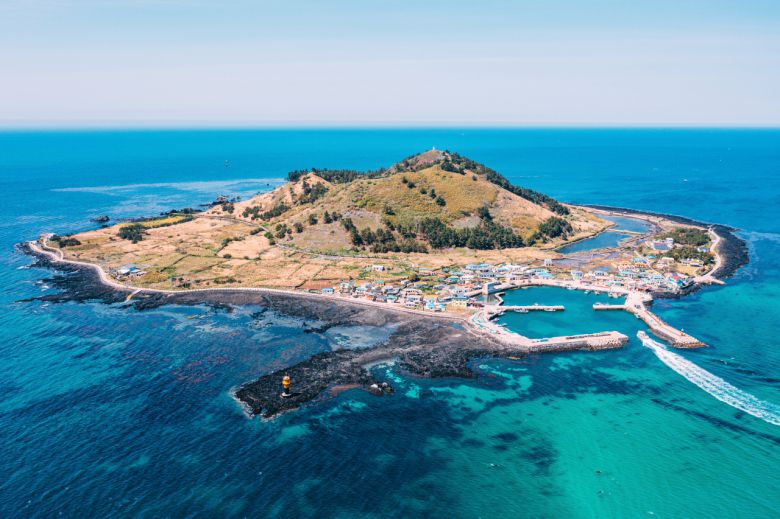 제주공항 진입하기 전 오른쪽 창밖으로 보이는 비양도. 작은 섬에 큰 호수도 있고, 큰 분화구도 있다.