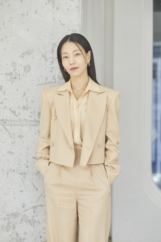 김신록은 “연기는 매번 답이 달라진다. 하는 사람이나 보는 사람에게 생명이 깨어나게 하는 일이다. 셩명력의 확장이 일어난다”면서 “현장과 공간에서 생기가 살아나는 순간을 경험하기도 한다. 이때 내가 가치 있는 일을 하는 듯하다. 이 맛에 연기한다. 이게 잘 안될 때, 안풀릴 때는 계속 고민하는 수밖에 없다. 잘 모르는 부분을 연습을 통해 알아가는 맛이 있다”고 연기에 대한 생각을 전했다.