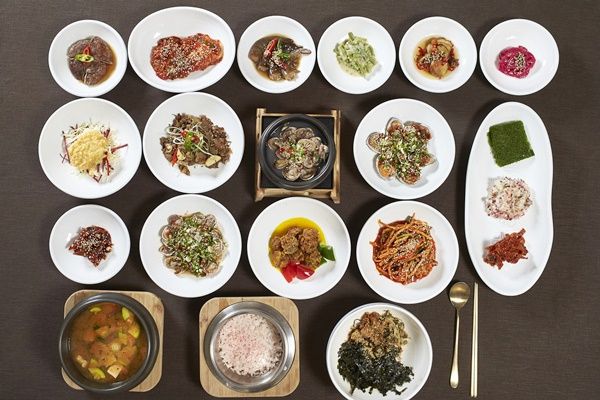 전라도의 겨울은 찰진 갯벌에서 채취되는 꼬막의 계절이다. 갯벌 너른 순천만 역시 뻘의 영양을 듬뿍 품은 꼬막이 그 맛의 나래를 펼치는 시기이다. 찬바람 돌기 시작하는 11월부터 3월까지 꼬막은 맛과 영양의 절정을 이룬다.