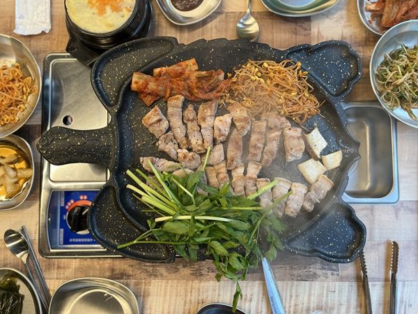 흔히 미나리를 봄의 전령사라고 한다. 하지만 순천 미나리의 수확 시기는 11월부터 이듬해 4월 사이, 한겨울에도 실하게 자란 미나리를 맛볼 수 있단 얘기다.