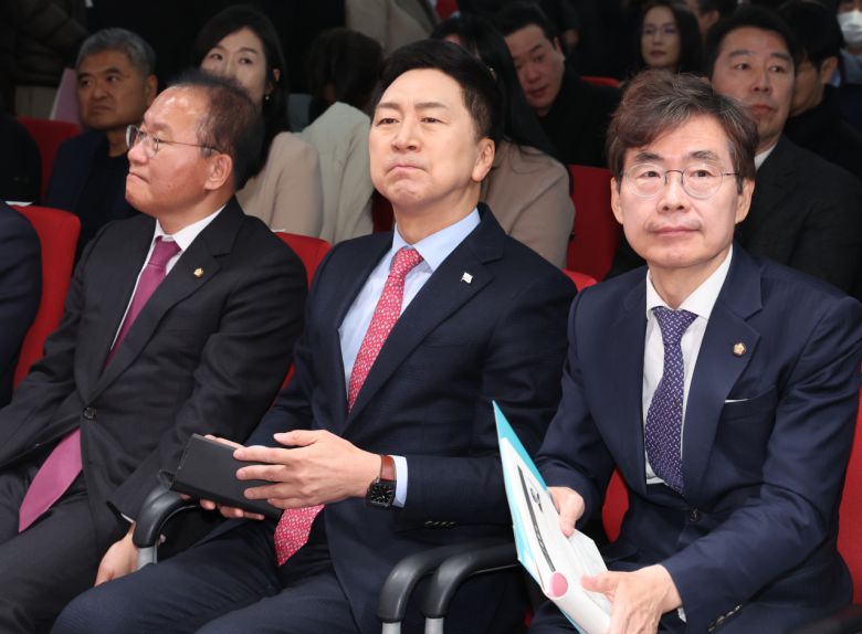 김기현 국민의힘 대표와 윤재옥 원내대표가 28일 여의도 당사에서 열린 뉴시티 프로젝트 특위 세미나에 참석해 있다. 오른쪽부터 조경태 위원장, 김 대표, 윤 원내대표, 이만희 사무총장. [연합]