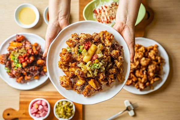 대한민국 국민에게 가장 사랑받는 음식 중 하나는 닭요리다. 닭 한 마리를 압력솥에 통째로 튀겨낸 마늘 통닭, 산장의 역사와 함께 해온 닭구이, 푸짐한 닭 코스 요리 등을 발굴해 온 순천은 닭요리의 대표 도시다.
