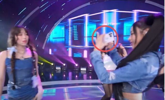 방송에 출연한 뉴진스가 아이폰을 들고 포즈를 취하고 있다. [유튜브 ‘스브스케이팝’ 캡처]