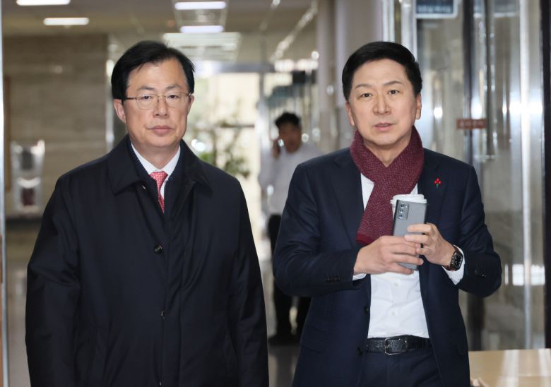 김기현(오른쪽) 국민의힘 대표와 이만희 사무총장이 29일 오후 국회 당대표실로 들어서고 있다. [연합]
