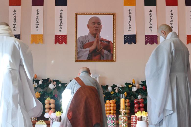 1일 오전 서울 종로구 조계사 대웅전에 마련된 자승스님 분향소를 찾은 스님들이 조문하고 있다. [연합]