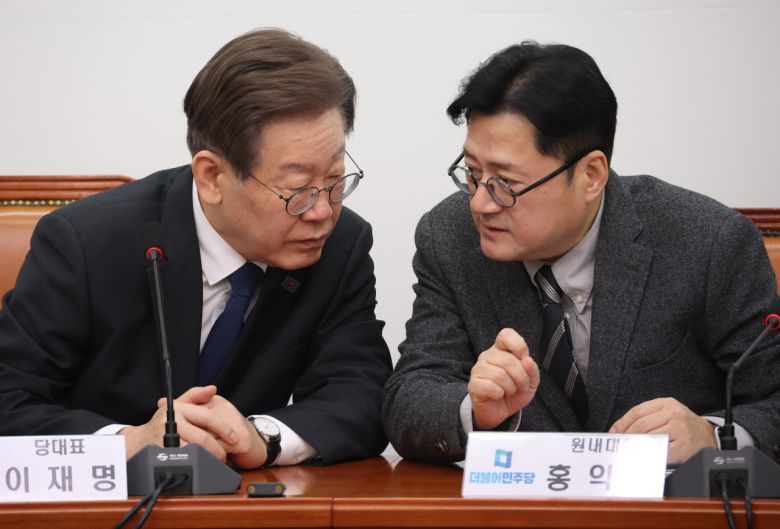이재명 더불어민주당 대표와 홍익표 원내대표가 1일 국회에서 열린 최고위원회의에서 대화하고 있다. [연합]