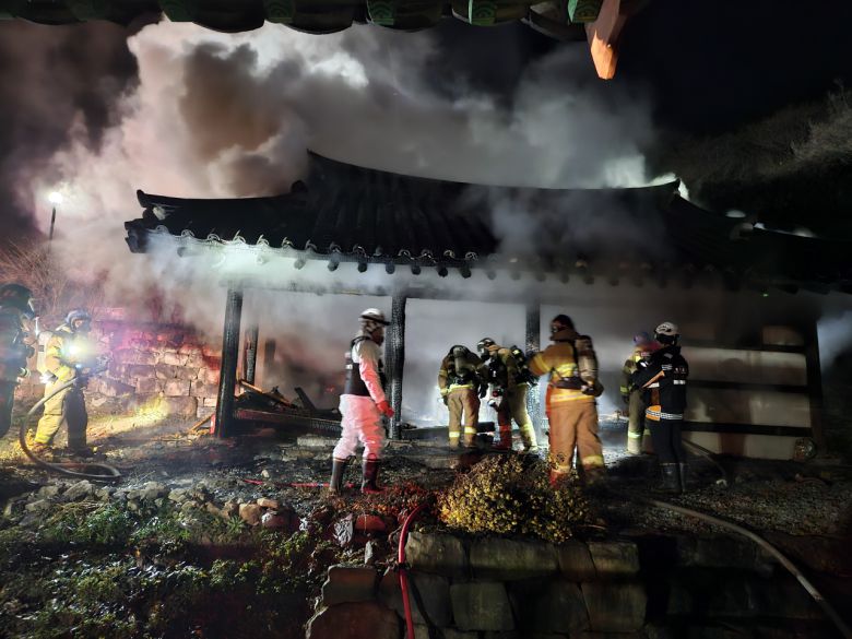 29일 오후 화재가 발생한 경기도 안성시 죽산면 칠장리 칠장사 내 요사채(승려들이 거처하는 장소)에서 소방대원들이 화재를 진압하고 있다. 자승 스님은 이곳에서 극단 선택을 한 것으로 추정된다. [연합]