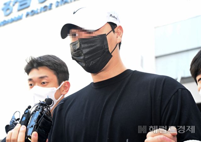 약물을 복용한 채 운전하다가 사고를 내 20대 여성을 다치게 한 혐의를 받는 신모 씨가 서울 강남구 강남경찰서에서 검찰로 송치되고 있는 모습. [임세준 기자]