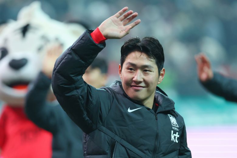 16일 서울 마포구 서울월드컵경기장에서 열린 2026 북중미 월드컵 아시아지역 2차 예선 C조 1차전 한국과 싱가포르의 경기에서 한국이 5-0으로 승리한 뒤 한국 이강인이 관중을 향해 인사하고 있다. 연합뉴스