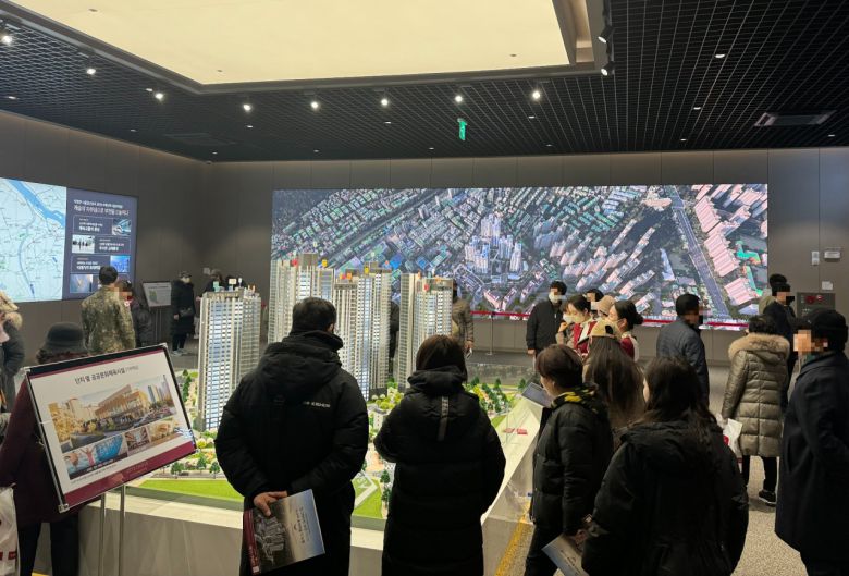 1일 방문한‘소사역 롯데캐슬 더 뉴엘’ 견본주택에서 방문객들이 단지 모형을 둘러보고 있다[사진=박로명 기자]