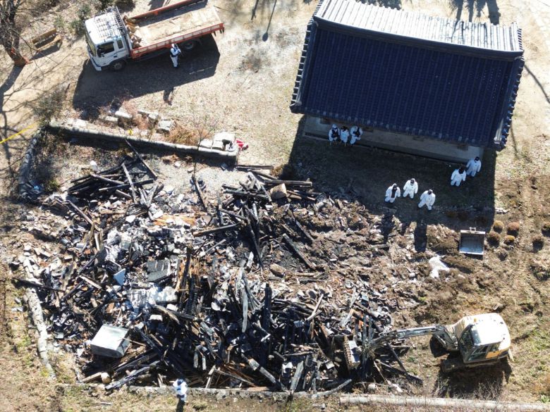 지난달 29일 경기 안성시 칠장사 내 스님이 머무는 숙소인 요사채에 발생한 화재로 대한불교조계종 전 총무원장 자승스님이 입적한 사고가 발생해 국가과학수사관들이 현장 감식을 하고 있다. [연합]