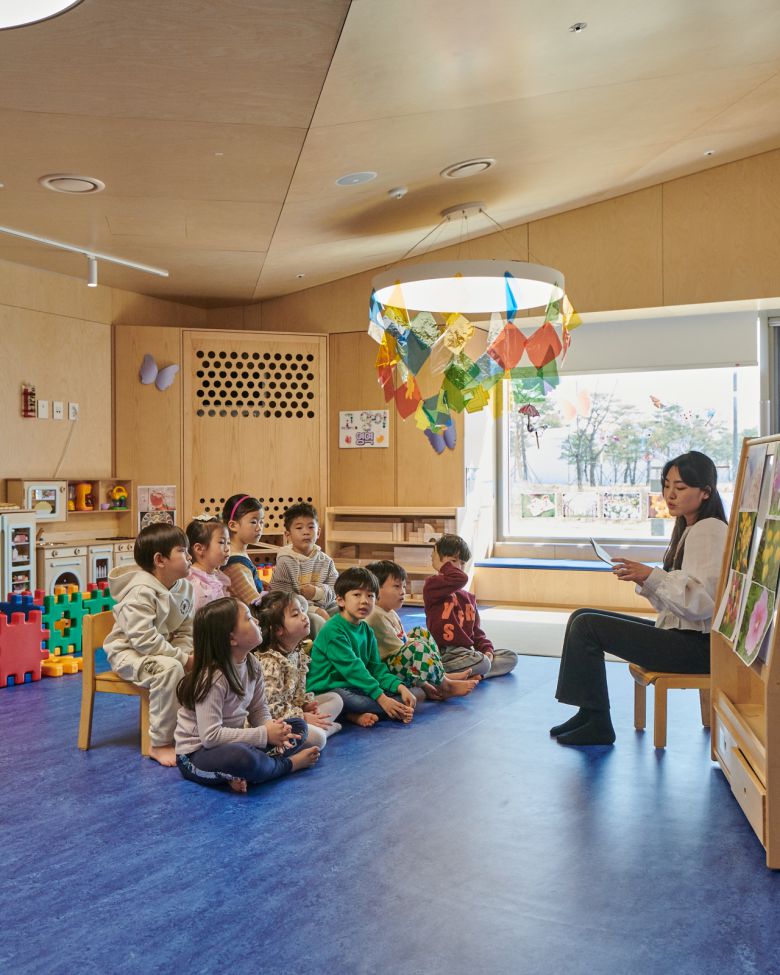 한국은행 경제연구원은 저출산의 핵심 원인으로 청년층이 느끼는 경쟁 압력과 고용·주거·양육 불안을 지목했다.