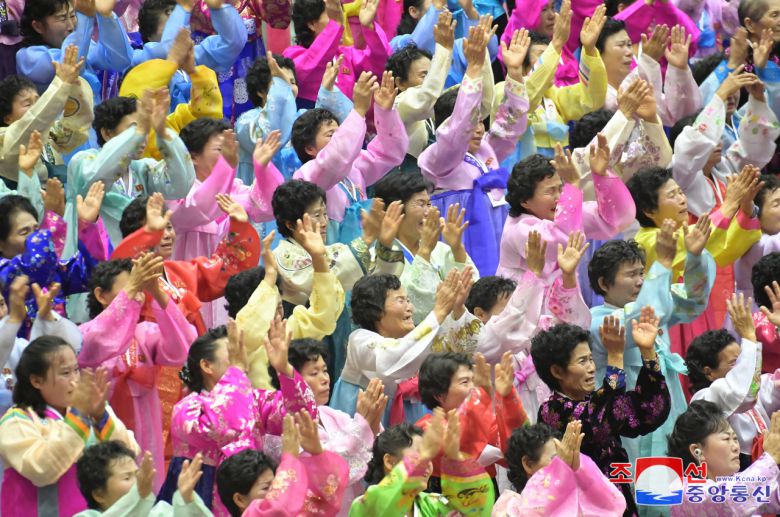 김정은 북한 국무위원장이 11년 만에 열린 전국어머니대회에 직접 참석해 개회사를 했다. [연합]