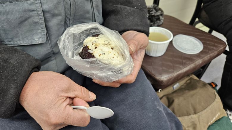 탑골공원 원각사 노인 무료 급식소에서 배부한 주먹밥과 미역국. 김가루, 단무지가 들어간 주먹만 한 주먹밥이다. 박지영 기자.